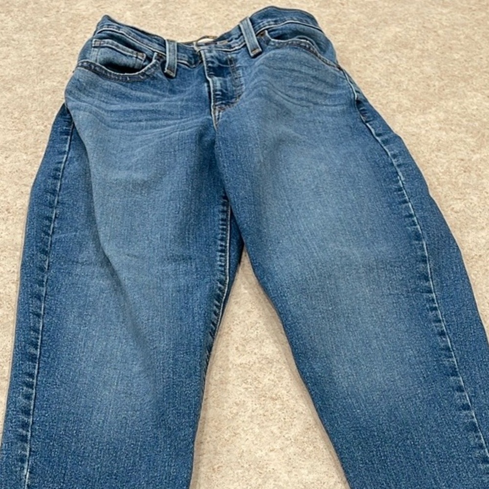 WOMENS LEVI’S HIGH WAISTED MOM JEAN IN A MEDIUM BLUE WASH DENIM 80’s VIBE… - Picture 10 of 11